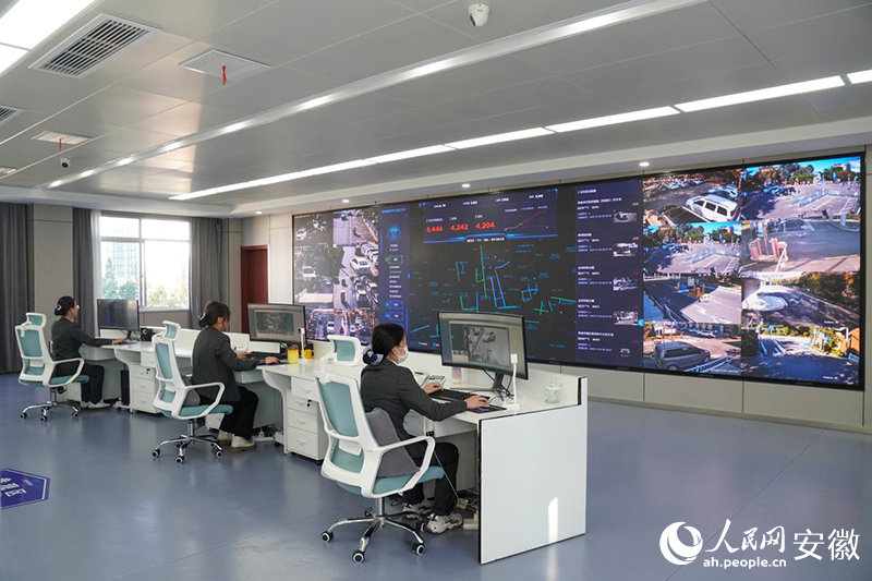 淮南建發(fā)智慧泊車監(jiān)控中心。人民網(wǎng)記者 陳若天攝
